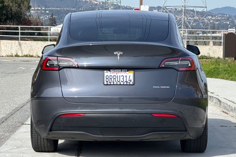 Tesla Model Y Vehicle Full-screen Gallery Image 05
