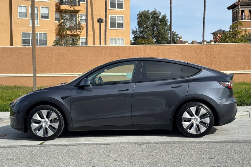 Tesla Model Y Vehicle Full-screen Gallery Image 07