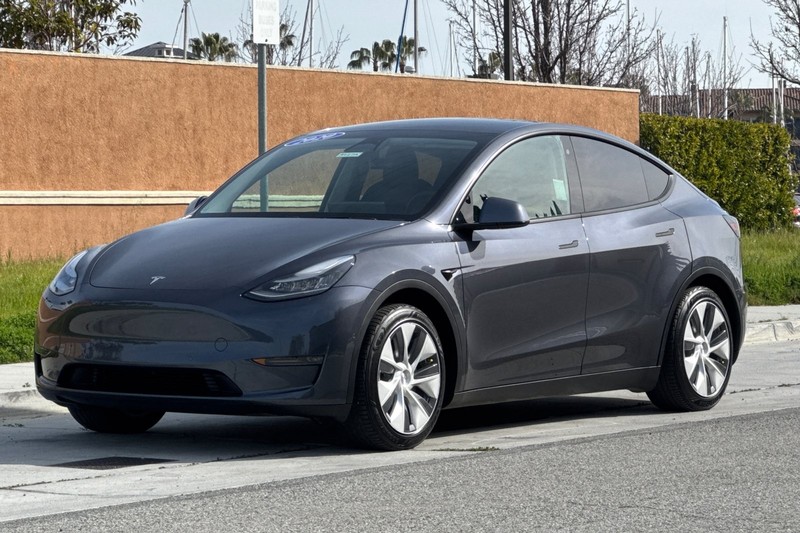 Tesla Model Y Vehicle Full-screen Gallery Image 08