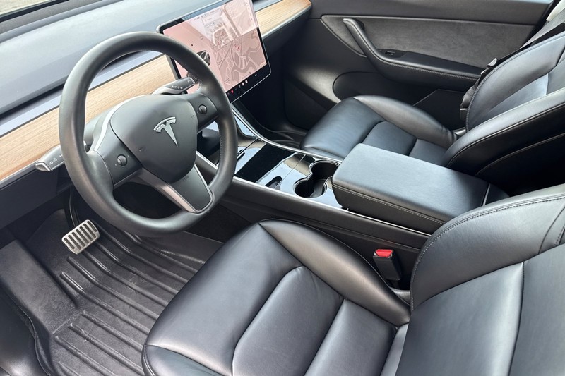 Tesla Model Y Vehicle Full-screen Gallery Image 10
