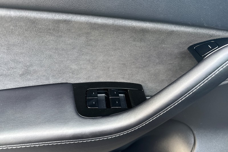 Tesla Model Y Vehicle Full-screen Gallery Image 11