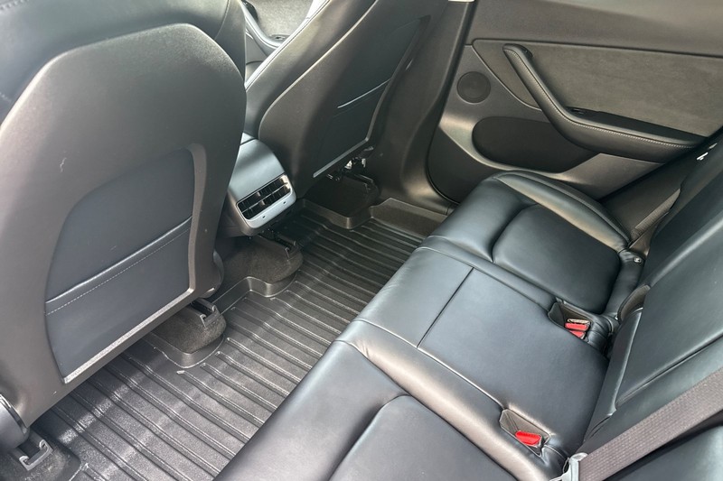 Tesla Model Y Vehicle Full-screen Gallery Image 12
