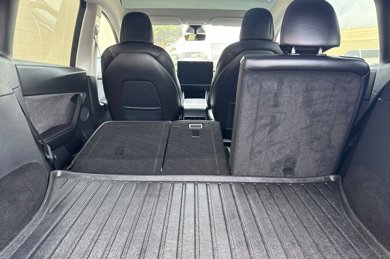 Tesla Model Y Vehicle Full-screen Gallery Image 15