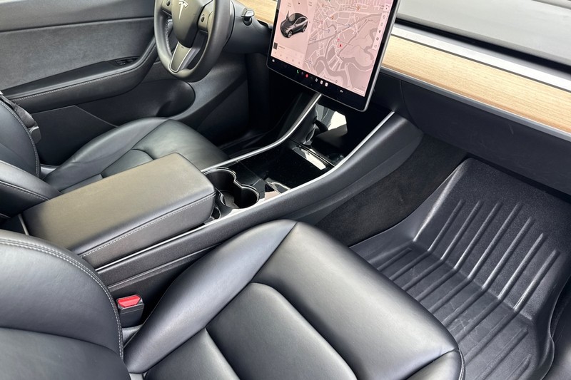 Tesla Model Y Vehicle Full-screen Gallery Image 16
