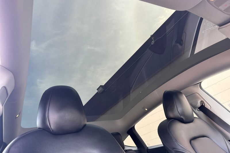 Tesla Model Y Vehicle Full-screen Gallery Image 17