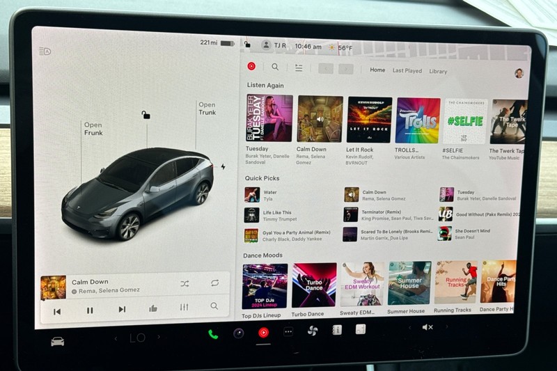Tesla Model Y Vehicle Full-screen Gallery Image 18