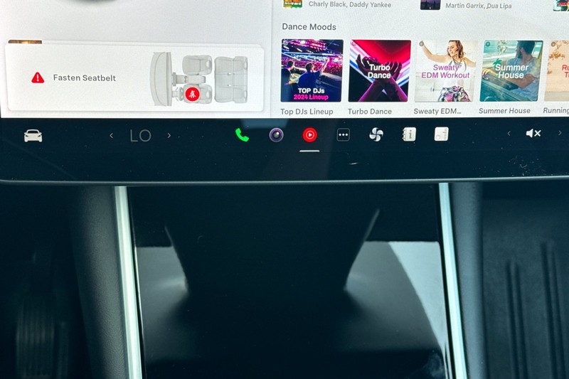 Tesla Model Y Vehicle Full-screen Gallery Image 21