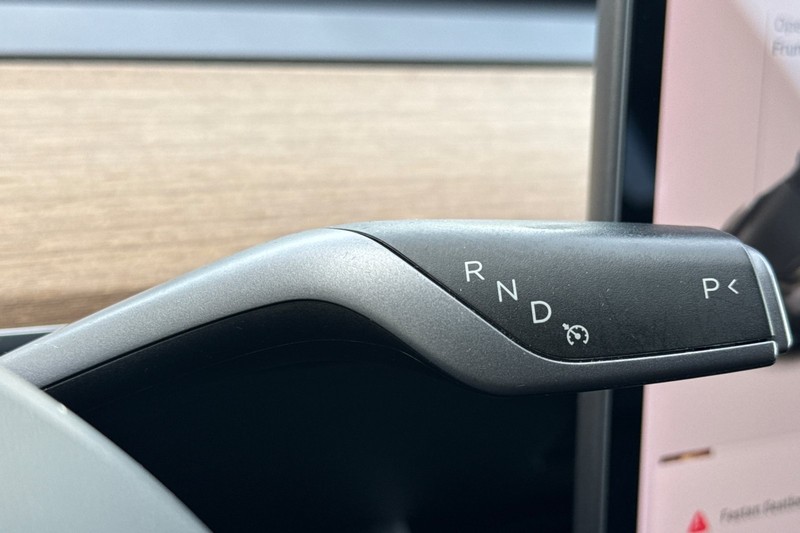Tesla Model Y Vehicle Full-screen Gallery Image 22