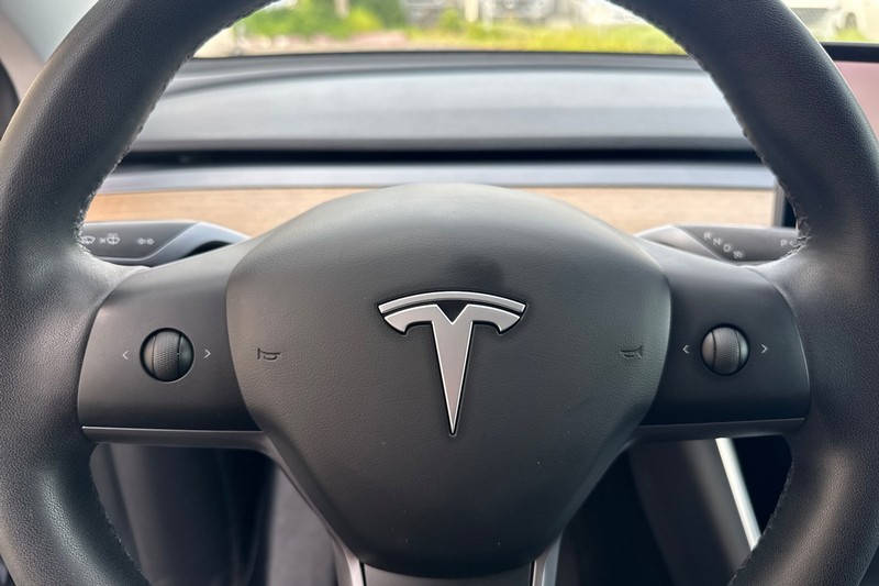 Tesla Model Y Vehicle Full-screen Gallery Image 23