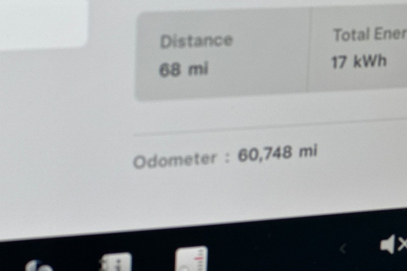 Tesla Model Y Vehicle Full-screen Gallery Image 25