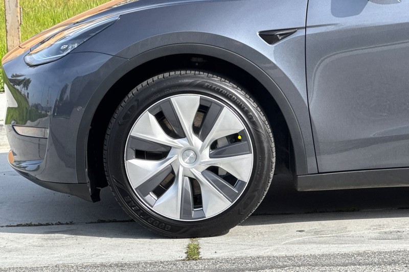 Tesla Model Y Vehicle Full-screen Gallery Image 26