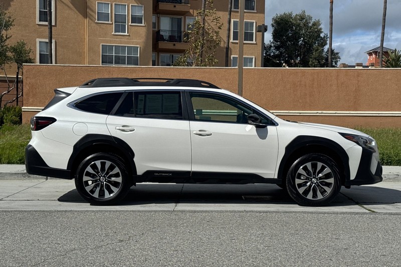 Subaru Outback Vehicle Full-screen Gallery Image 03