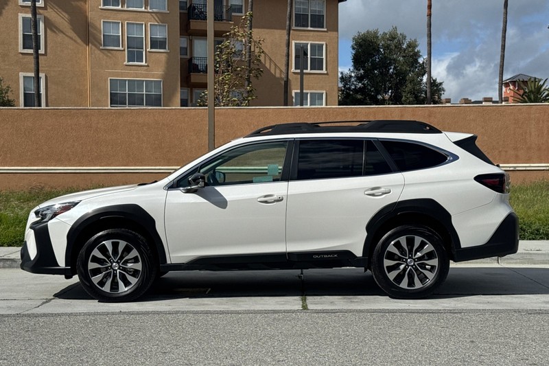 Subaru Outback Vehicle Full-screen Gallery Image 07