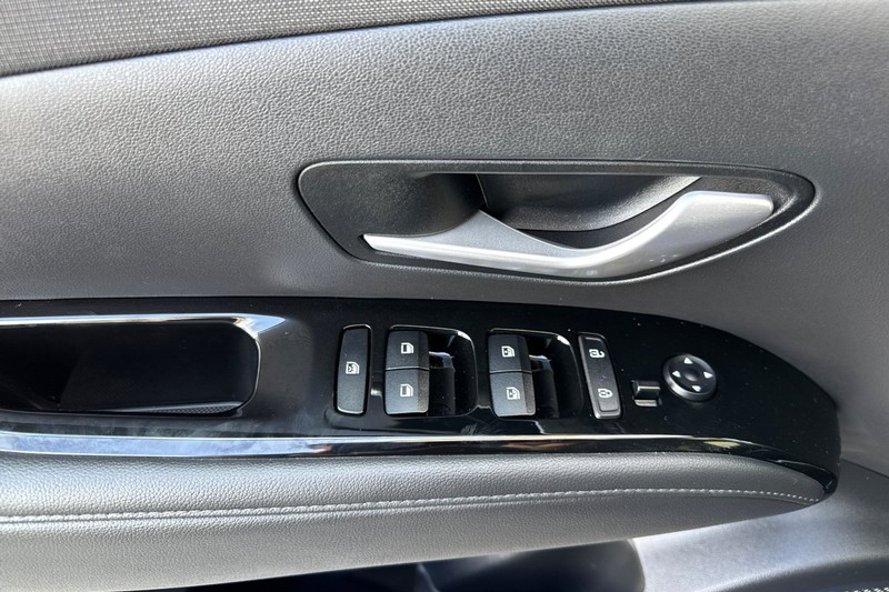 Hyundai Tucson Vehicle Full-screen Gallery Image 11