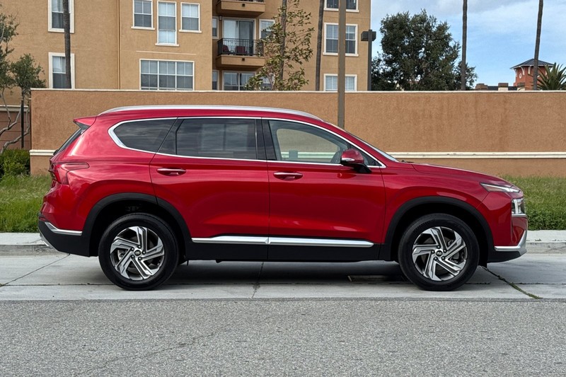 Hyundai Santa Fe Vehicle Full-screen Gallery Image 03
