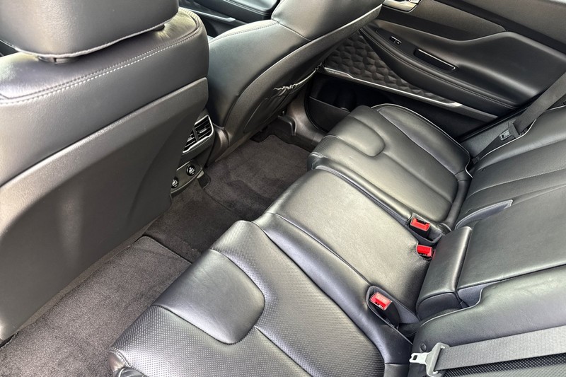 Hyundai Santa Fe Vehicle Full-screen Gallery Image 12