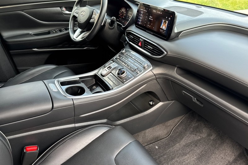 Hyundai Santa Fe Vehicle Full-screen Gallery Image 15