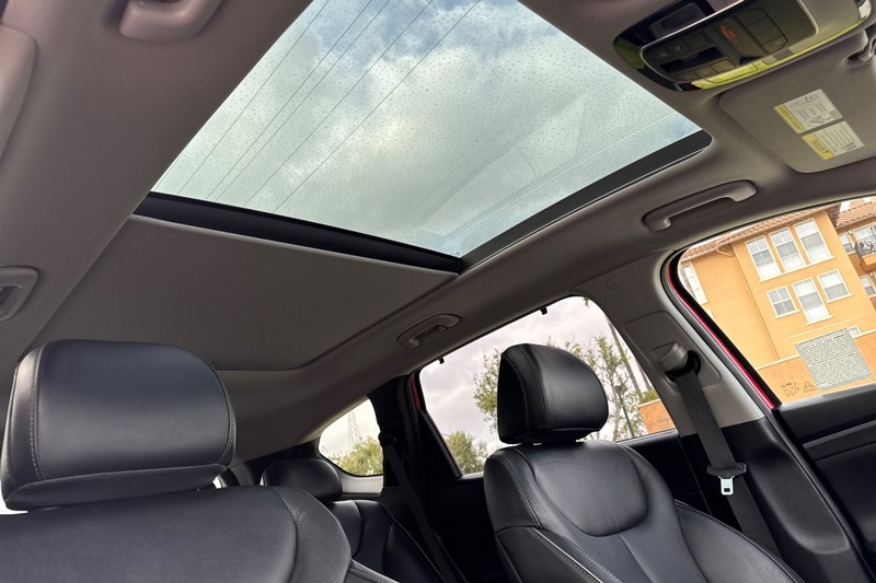 Hyundai Santa Fe Vehicle Full-screen Gallery Image 16