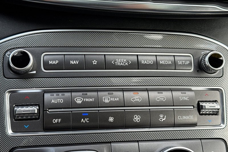Hyundai Santa Fe Vehicle Full-screen Gallery Image 19