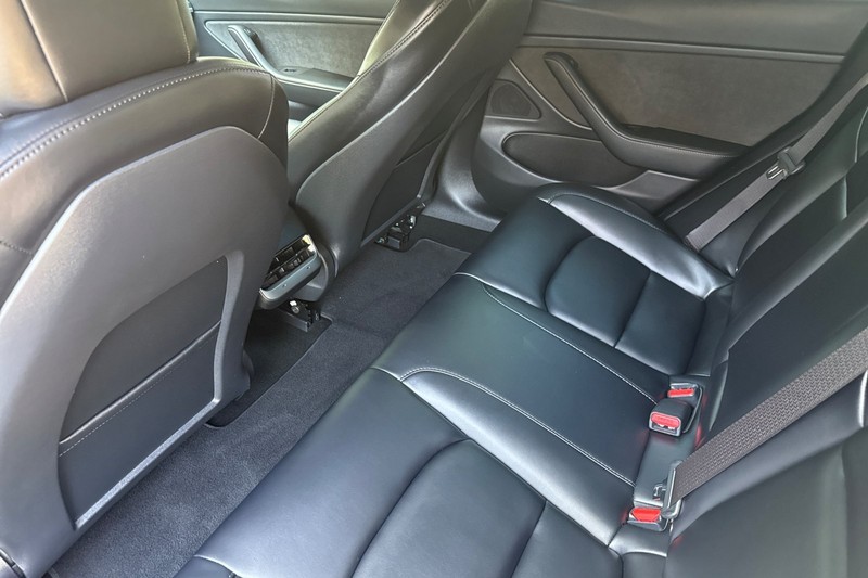 Tesla Model 3 Vehicle Full-screen Gallery Image 14