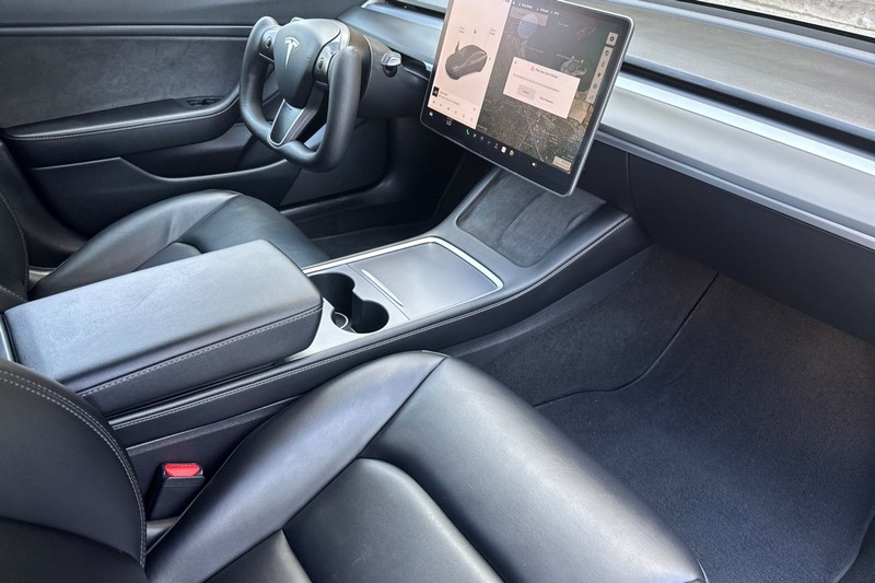 Tesla Model 3 Vehicle Full-screen Gallery Image 18
