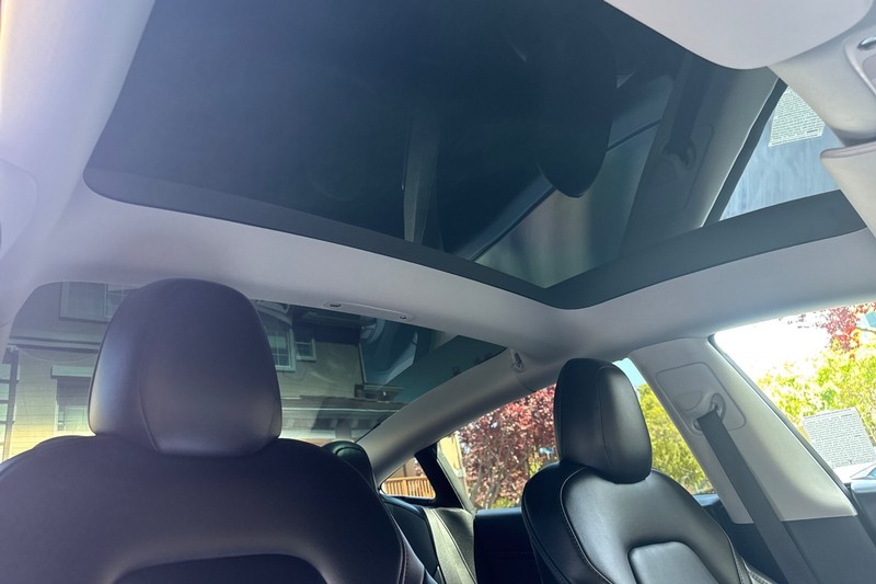 Tesla Model 3 Vehicle Full-screen Gallery Image 19