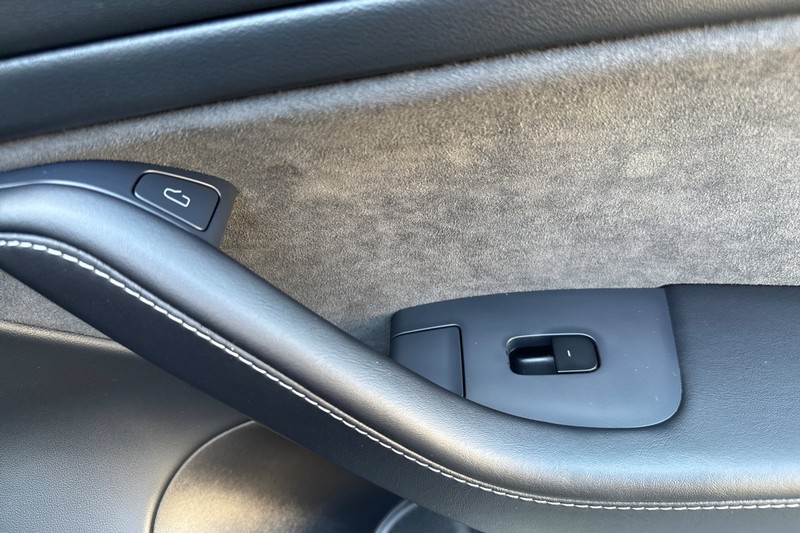 Tesla Model 3 Vehicle Full-screen Gallery Image 20