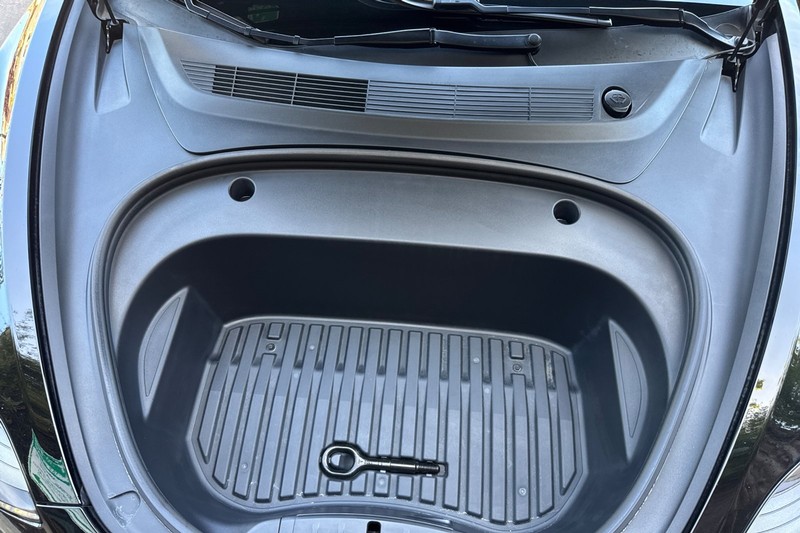 Tesla Model 3 Vehicle Full-screen Gallery Image 22