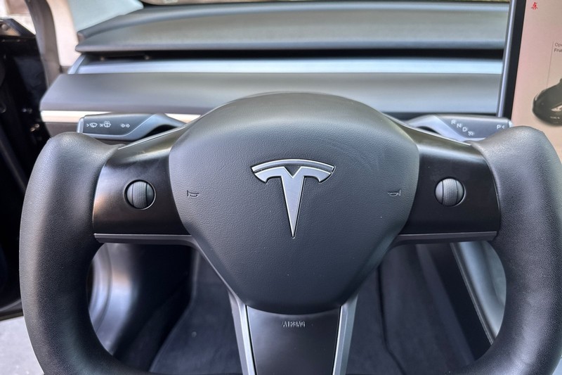 Tesla Model 3 Vehicle Full-screen Gallery Image 28