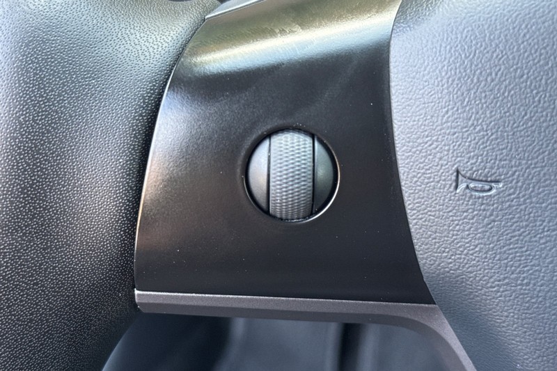 Tesla Model 3 Vehicle Full-screen Gallery Image 29