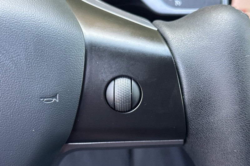 Tesla Model 3 Vehicle Full-screen Gallery Image 30