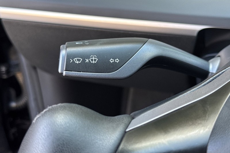Tesla Model 3 Vehicle Full-screen Gallery Image 33
