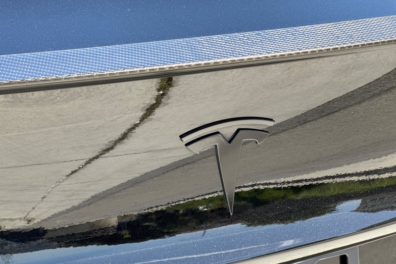Tesla Model 3 Vehicle Full-screen Gallery Image 35