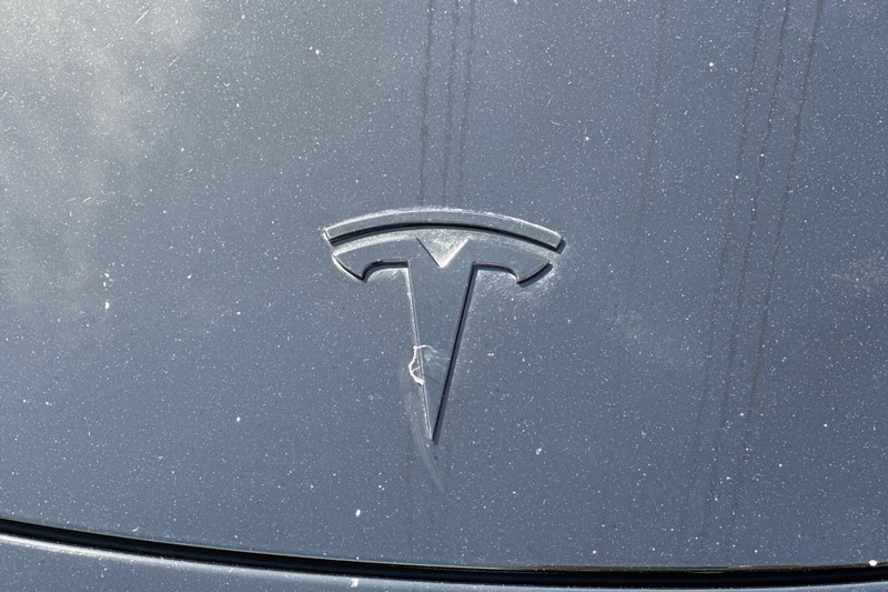 Tesla Model 3 Vehicle Full-screen Gallery Image 36