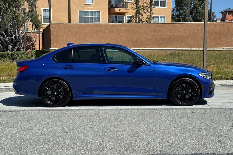 BMW 3 Series Vehicle Full-screen Gallery Image 03