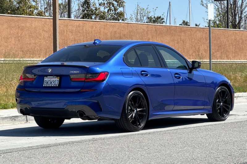 BMW 3 Series Vehicle Full-screen Gallery Image 04