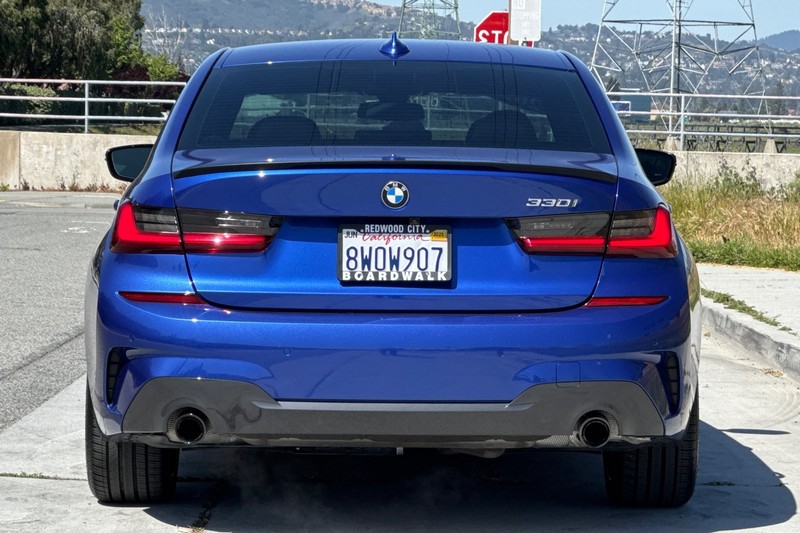 BMW 3 Series Vehicle Full-screen Gallery Image 05