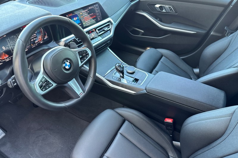BMW 3 Series Vehicle Full-screen Gallery Image 10