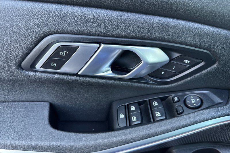 BMW 3 Series Vehicle Full-screen Gallery Image 11
