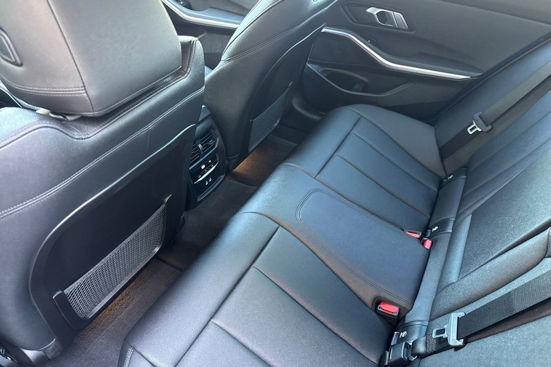 BMW 3 Series Vehicle Full-screen Gallery Image 12