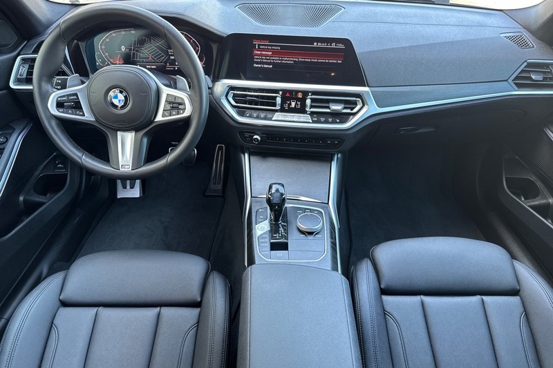 BMW 3 Series Vehicle Full-screen Gallery Image 13