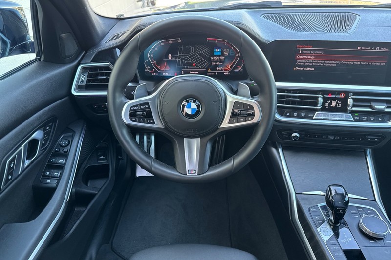 BMW 3 Series Vehicle Full-screen Gallery Image 14