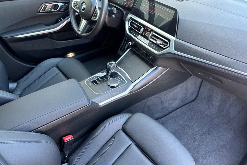 BMW 3 Series Vehicle Full-screen Gallery Image 15