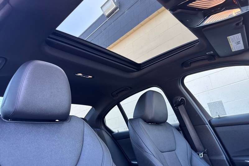 BMW 3 Series Vehicle Full-screen Gallery Image 16