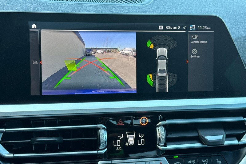 BMW 3 Series Vehicle Full-screen Gallery Image 19