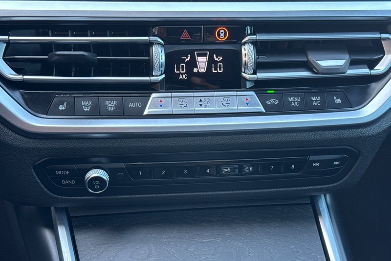 BMW 3 Series Vehicle Full-screen Gallery Image 20