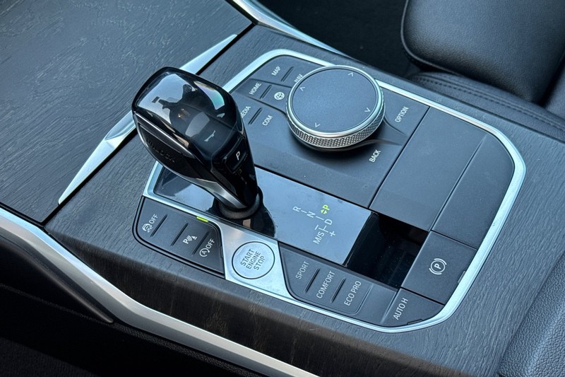 BMW 3 Series Vehicle Full-screen Gallery Image 21