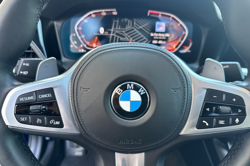 BMW 3 Series Vehicle Full-screen Gallery Image 23