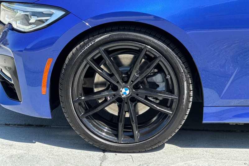 BMW 3 Series Vehicle Full-screen Gallery Image 25