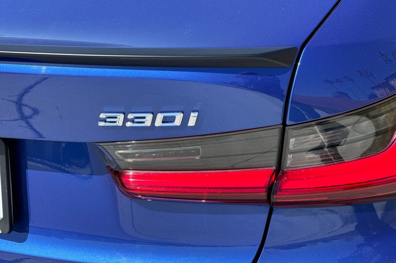 BMW 3 Series Vehicle Full-screen Gallery Image 26